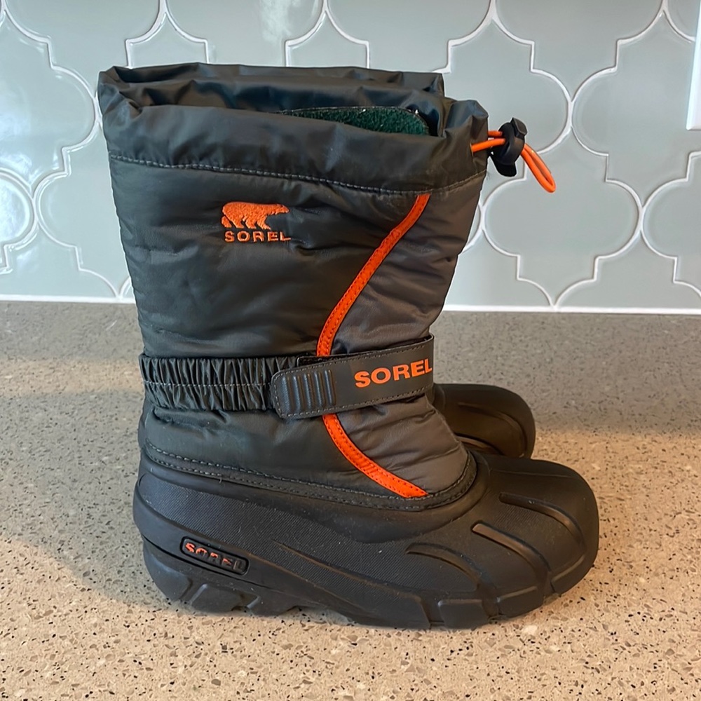 Kids boys size 4 Sorel Snow boots with insulated liner. Good condition.